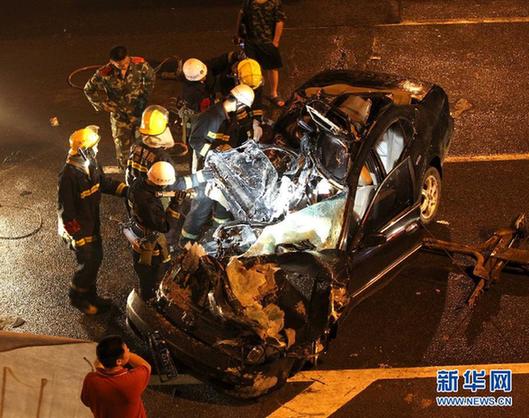 醉駕轎車與天燃氣罐車相撞 轎車被撞碎4人死亡