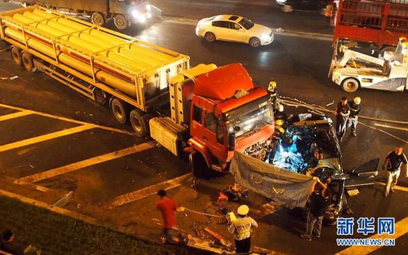 醉駕轎車與天燃?xì)夤捃囅嘧?轎車被撞碎4人死亡