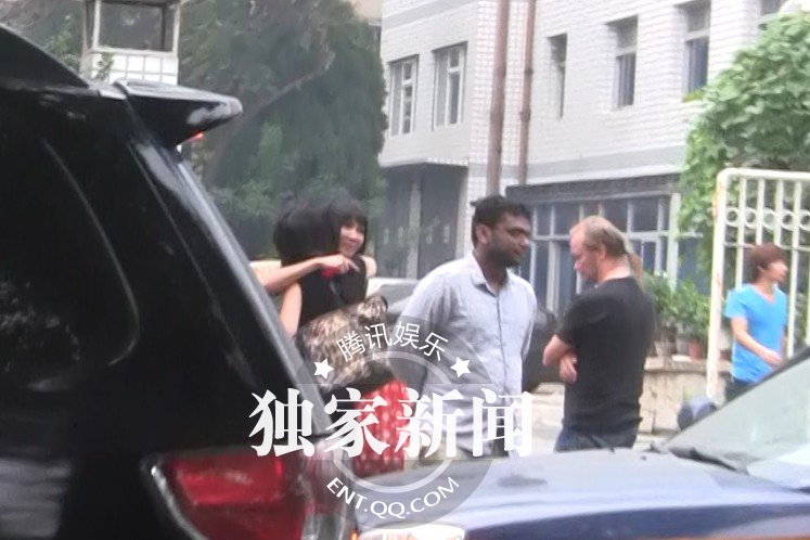 張咪顯豪放本色 駕豪車深V爆乳街邊會(huì)友