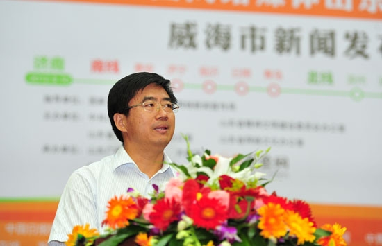 中共威海市委常委宣傳部長王亮介紹威海市實(shí)施鄉(xiāng)村文明行動以來的成績和經(jīng)驗(yàn)