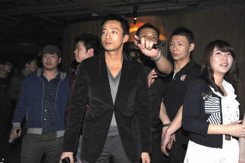 大S親吻許老三母愛(ài)泛濫 豪門(mén)求子路坎坷無(wú)邊