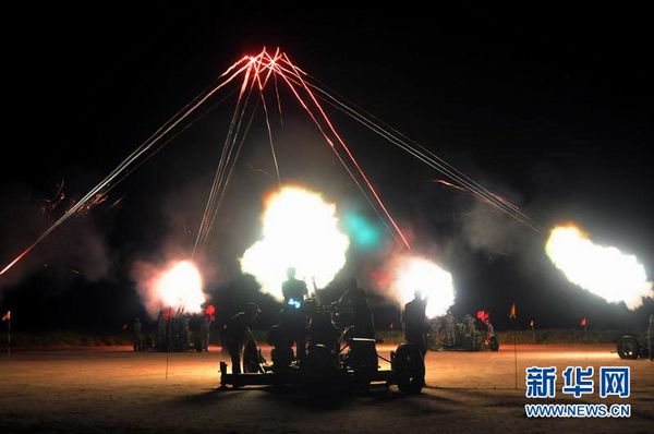 南京軍區(qū)部隊夜間實射 司令員親自上陣指導