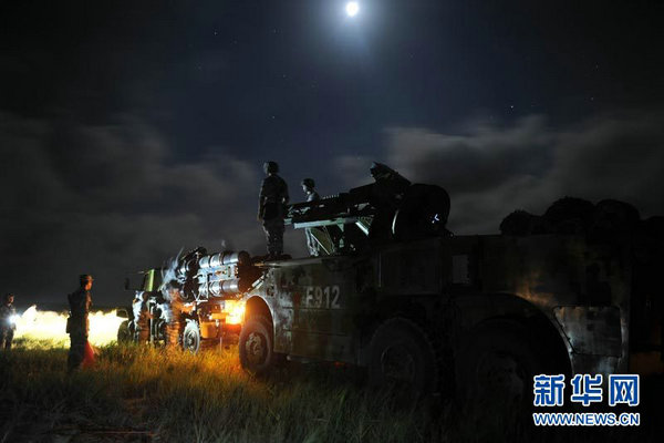 南京軍區(qū)部隊夜間實射 司令員親自上陣指導