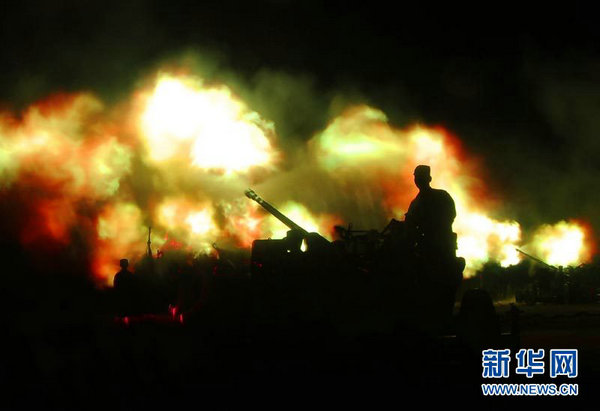 南京軍區(qū)部隊夜間實(shí)射 司令員親自上陣指導(dǎo)