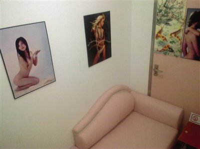 取精室內(nèi)，有一個粉色沙發(fā)，墻壁四周掛著女體畫