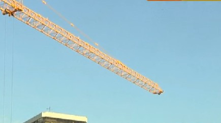 狂風(fēng)吹倒大吊車(chē)砸爛居民樓 狂掉水泥塊 狂風(fēng)吹倒大吊車(chē)砸爛居民樓 狂掉水泥塊