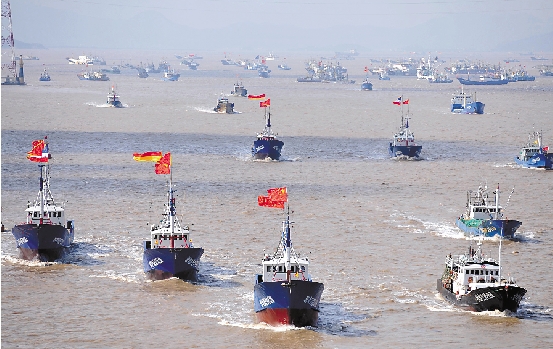 千艘漁船抵達(dá)釣魚島外圍 千面國旗浩蕩場(chǎng)面壯觀