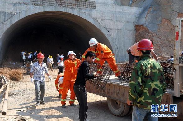 大廣高速在建隧道口發(fā)生塌方 250人現(xiàn)場(chǎng)救援