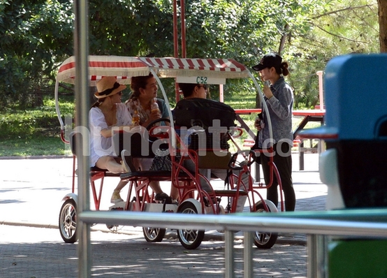 李小璐挺大肚逛公園 賈乃亮嘟嘴配合愛(ài)妻自拍