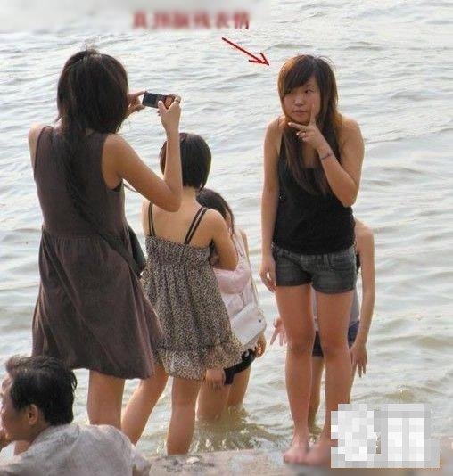 實(shí)拍一群初中女學(xué)生在長江邊換衣服