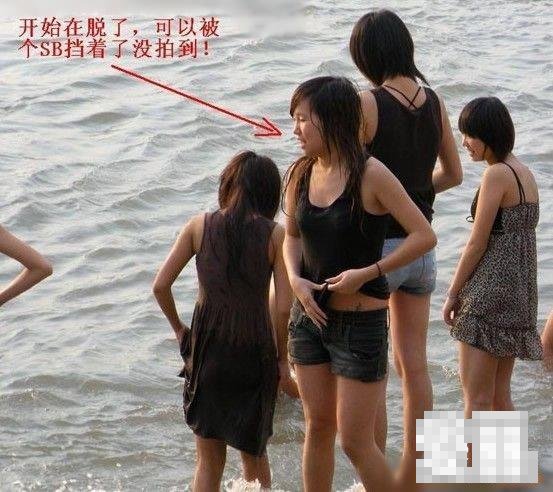 實(shí)拍一群初中女學(xué)生在長江邊換衣服