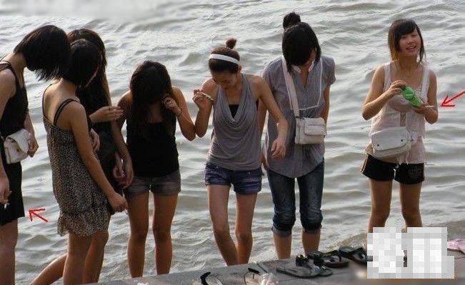 實(shí)拍一群初中女學(xué)生在長(zhǎng)江邊換衣服