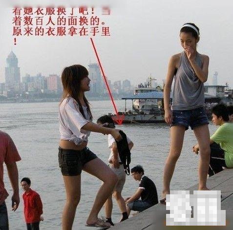 實(shí)拍一群初中女學(xué)生在長江邊換衣服