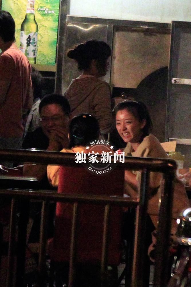黃小蕾當街豪放 與寶馬男相互摟抱共蒙一條頭巾