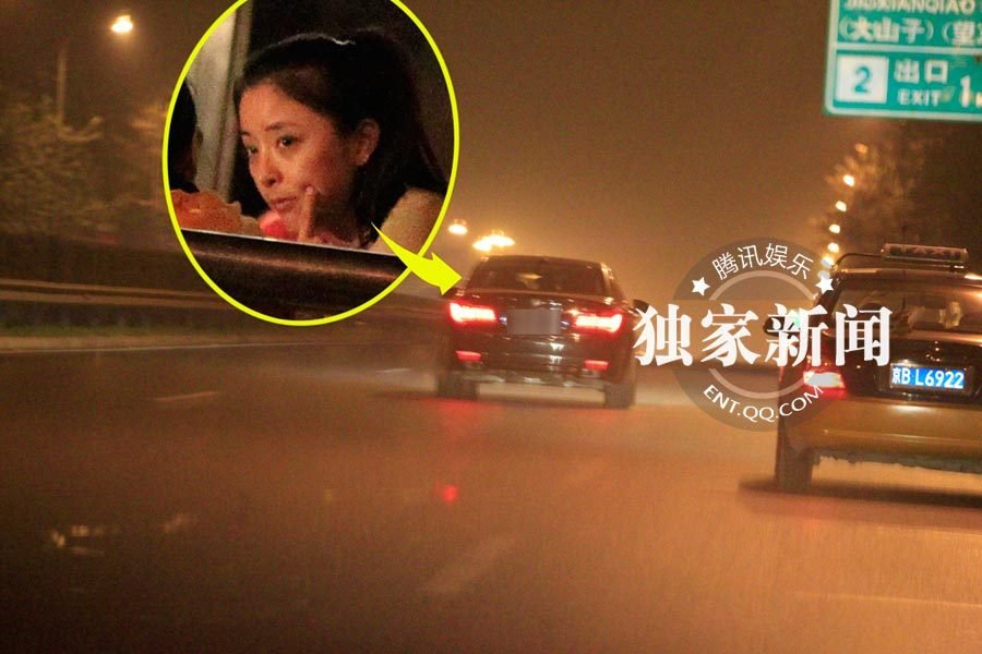 黃小蕾當街豪放 與寶馬男相互摟抱共蒙一條頭巾