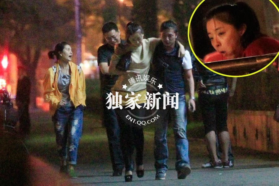 黃小蕾當(dāng)街豪放 與寶馬男相互摟抱共蒙一條頭巾