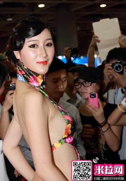 吳稀兒現(xiàn)身改裝車(chē)展 眾人圍觀看胸器