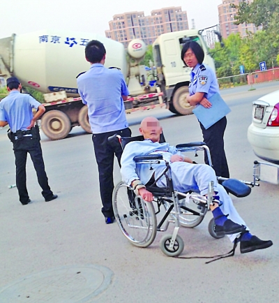 7旬老人現(xiàn)在有家不能回。