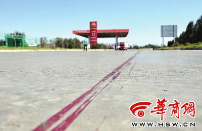 昨日上午，事發(fā)現(xiàn)場還能看到一百多米長的血痕