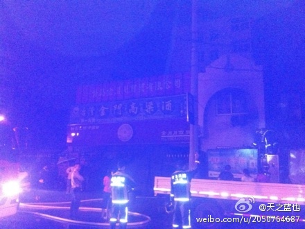 云霄路一商鋪凌晨4點(diǎn)起火 6輛消防車(chē)全力滅火 微博直播