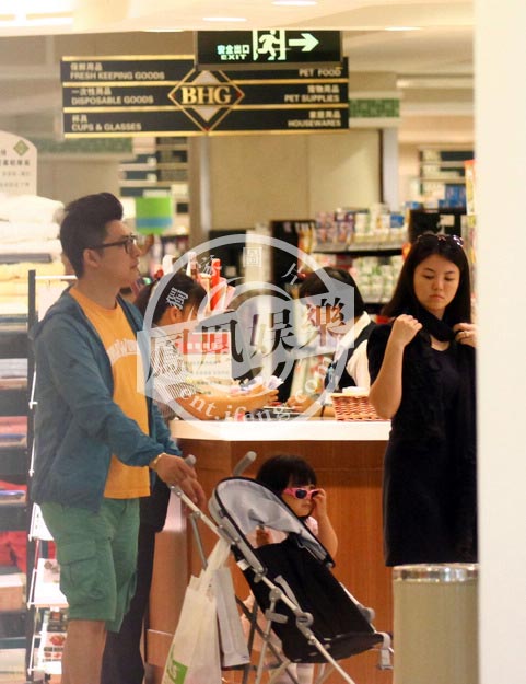 李湘一家三口溫馨逛超市吃火鍋 王詩(shī)齡超萌