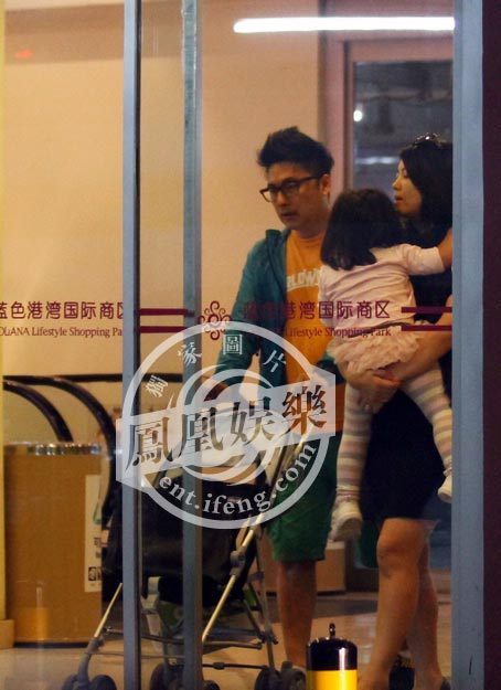 李湘一家三口溫馨逛超市吃火鍋 王詩齡超萌