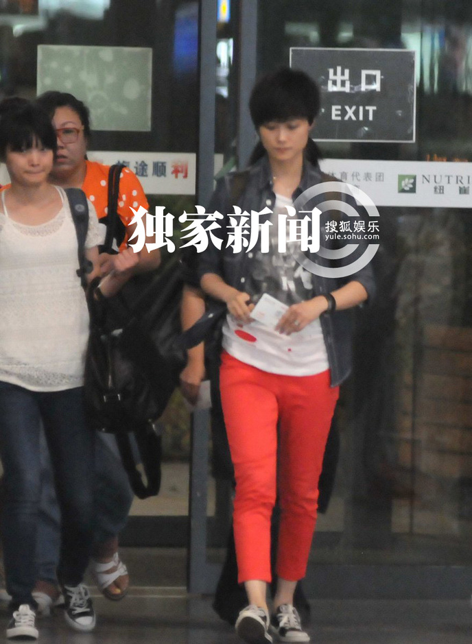 李宇春返京氣場強(qiáng)大 粉絲千里追隨