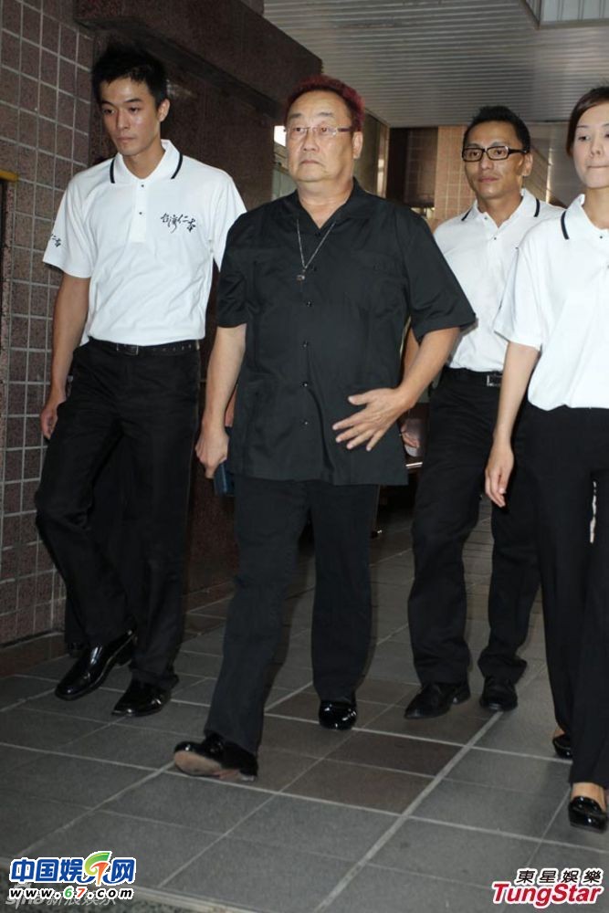 陶大偉葬禮眾多大佬到場(chǎng)哀悼 陶喆捧骨灰神色凝重