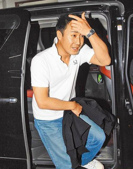 黎明日前被媒體追問婚變一事，表情尷尬