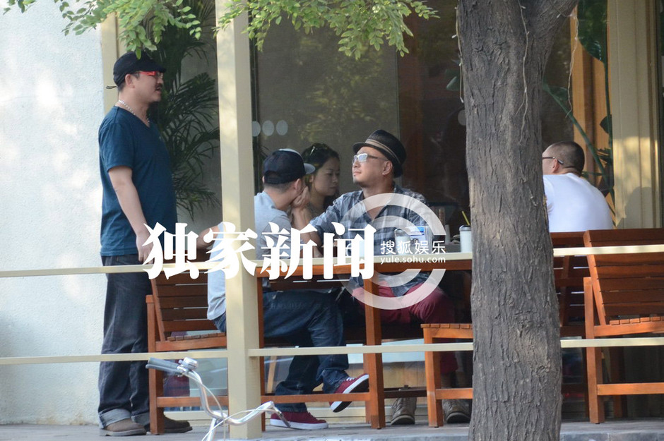 徐崢會(huì)友公共場(chǎng)合脫鞋盤點(diǎn)