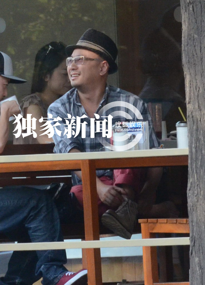 徐崢會(huì)友公共場(chǎng)合脫鞋盤腿