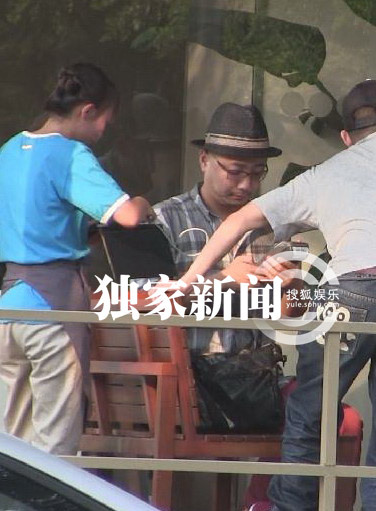 徐崢會(huì)友公共場(chǎng)合脫鞋盤腿