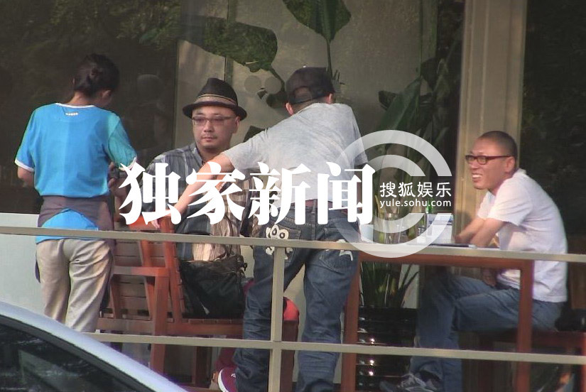 徐崢會友公共場合脫鞋盤腿