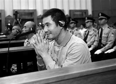 昨日，被告人糯康雙手合十表示認罪并請求被害人家屬的寬恕。新華社記者 王申 攝