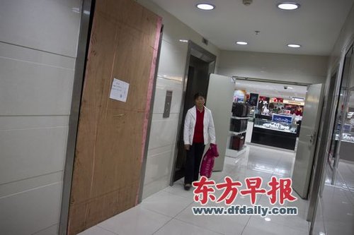 商場(chǎng)電梯門打開沒有轎廂