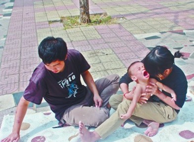 青島2男嬰被當(dāng)街脫光吹冷風(fēng)嗷嗷大哭 家長(zhǎng)稱(chēng)治腦癱