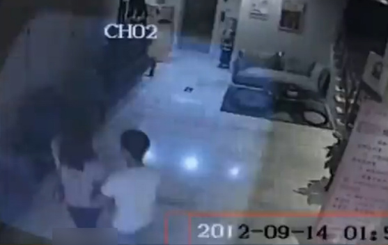 監(jiān)控拍下女子醉酒遭2男強奸后裸身墜下樓