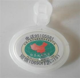 防偽標(biāo)牌2元1塊綁蟹腿 青島小攤賣(mài)假冒陽(yáng)澄湖大閘蟹