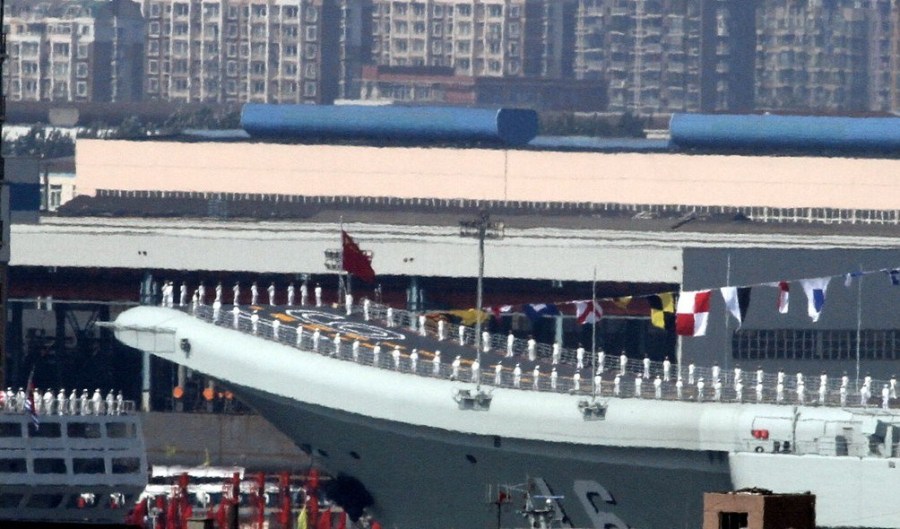 中國首艘航空母艦遼寧號(hào)正式交接入列