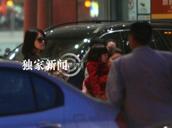 李湘王岳倫攜女慶生 女兒緊盯王岳倫切蛋糕 李湘王岳倫攜女慶生 女兒緊盯王岳倫切蛋糕
