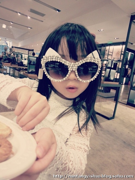 高曉松5歲女兒近照曝光 嬌妻白嫩女兒調(diào)皮可愛(ài)