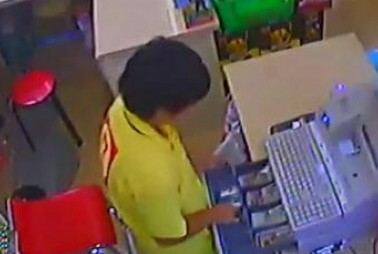 女收銀員上任三天卷錢(qián)開(kāi)溜 面對(duì)監(jiān)控很淡定