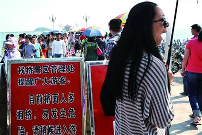 青島景區(qū)排隊大軍密布 車龍龜行見首不見尾