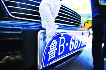 青島尼桑竟用泡沫板做車(chē)牌 交警:假得太厲害