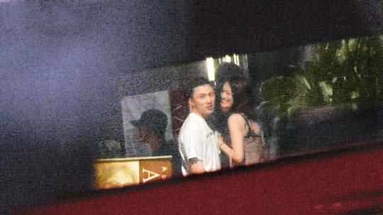 女星進(jìn)了夜店就狂放無(wú)限啊！