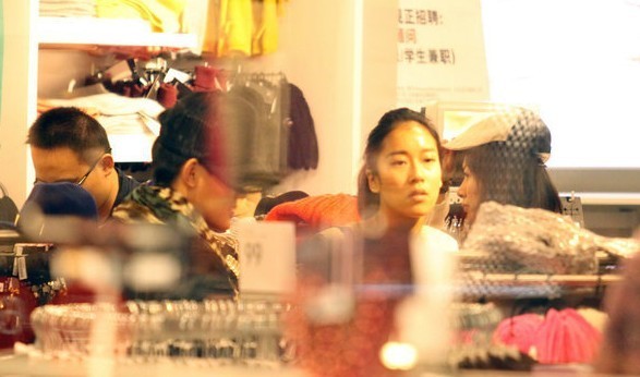 吉克雋逸攜神秘男買(mǎi)廉價(jià)首飾