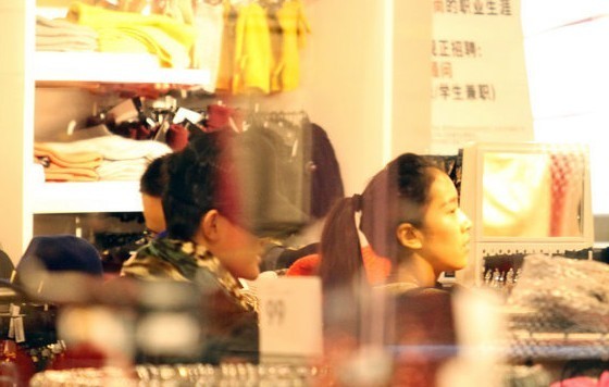 吉克雋逸攜神秘男買(mǎi)廉價(jià)首飾