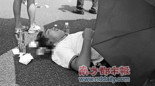 9月16日，失去意識(shí)的鄭軍波躺臥在地上。
