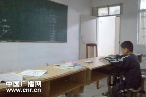 木板隔開(kāi)的二年級(jí)教室中，只剩小華（化名）一個(gè)學(xué)生