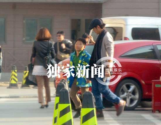 陳坤曬兒子訓(xùn)狗照 9歲優(yōu)優(yōu)側(cè)臉輪廓帥過老爸